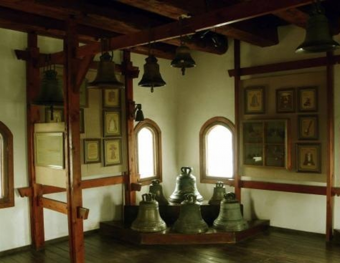 Понад світом церковний дзвін величавою піснею плаче ...