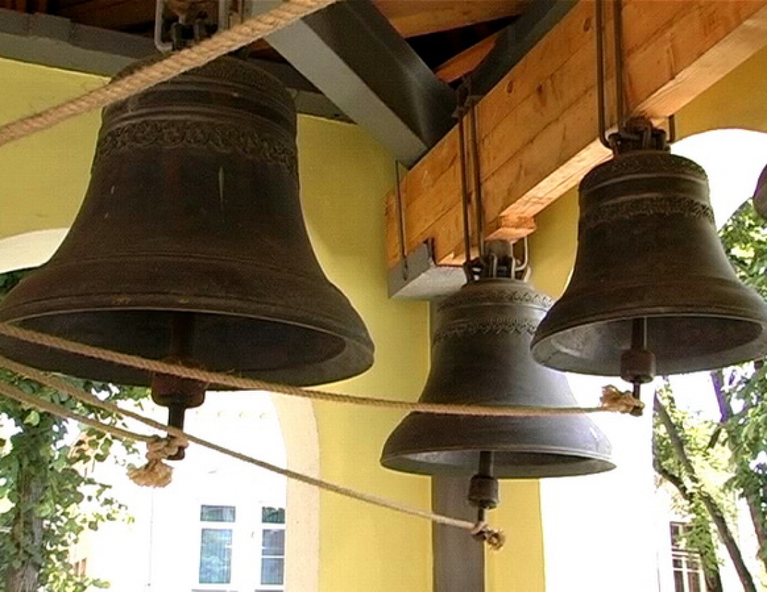 Понад світом церковний дзвін величавою піснею плаче ...