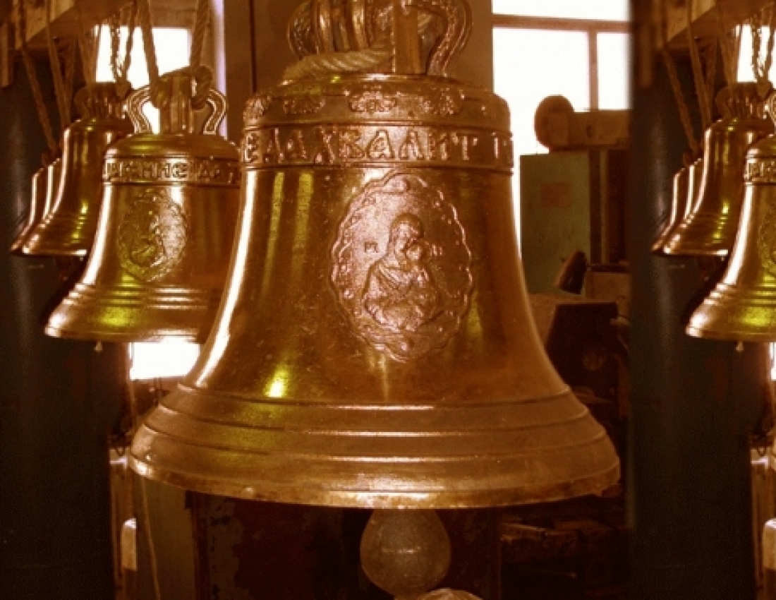 Понад світом церковний дзвін величавою піснею плаче ...