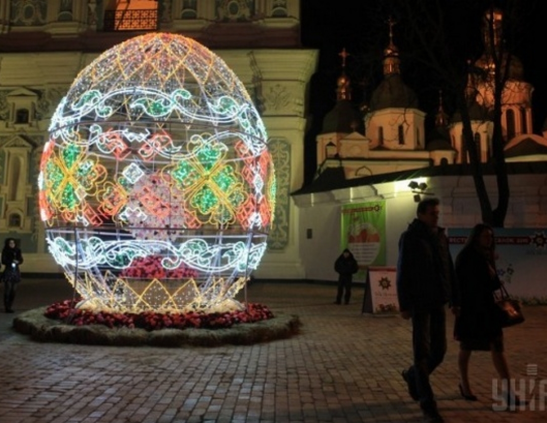 Унікальна світлодіодна писанка біля Софії Київської