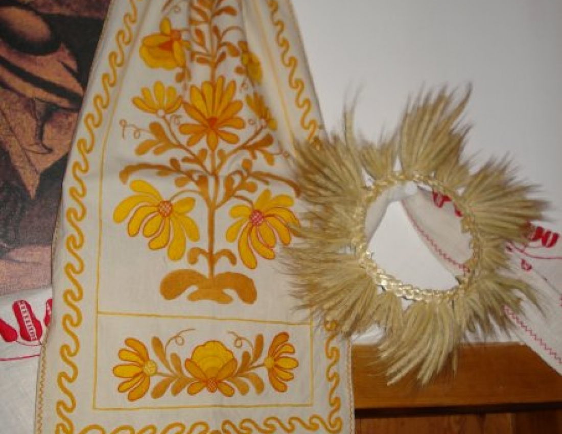 "І на тім рушничкові оживе все знайоме до болю..."