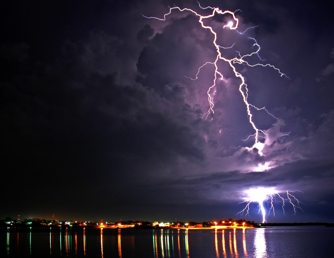 Грізні грози громом грають... Стріли-блискавки пускають...