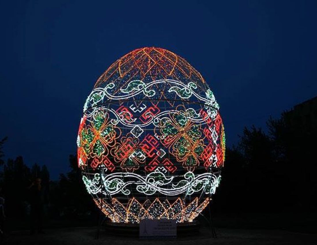 Унікальна світлодіодна писанка біля Софії Київської