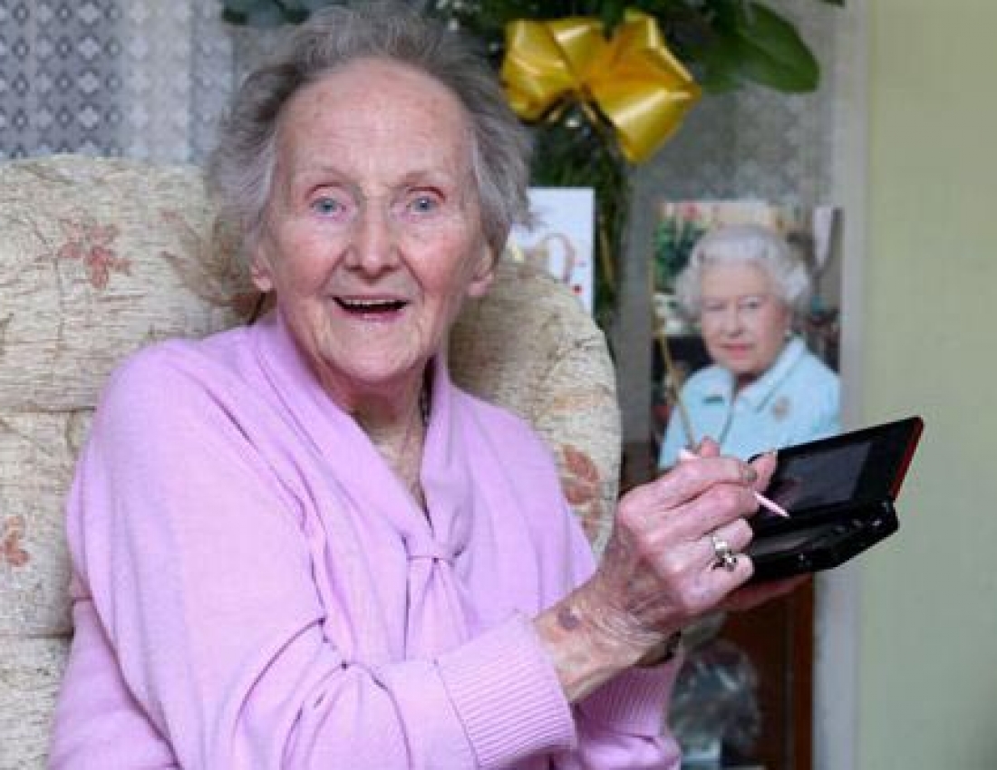 Нет ей 100 лет. С юбилеем надпись. 100 летняя женщина. Столетняя бабушка. Нет ей 100 лет.