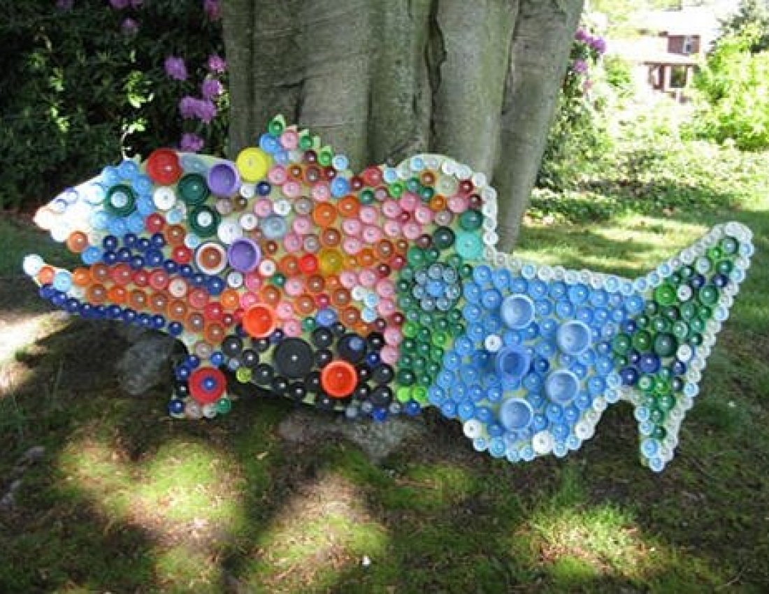 Неймовірна мозаїка ... з кришок з-під пластикових пляшок ;=)))