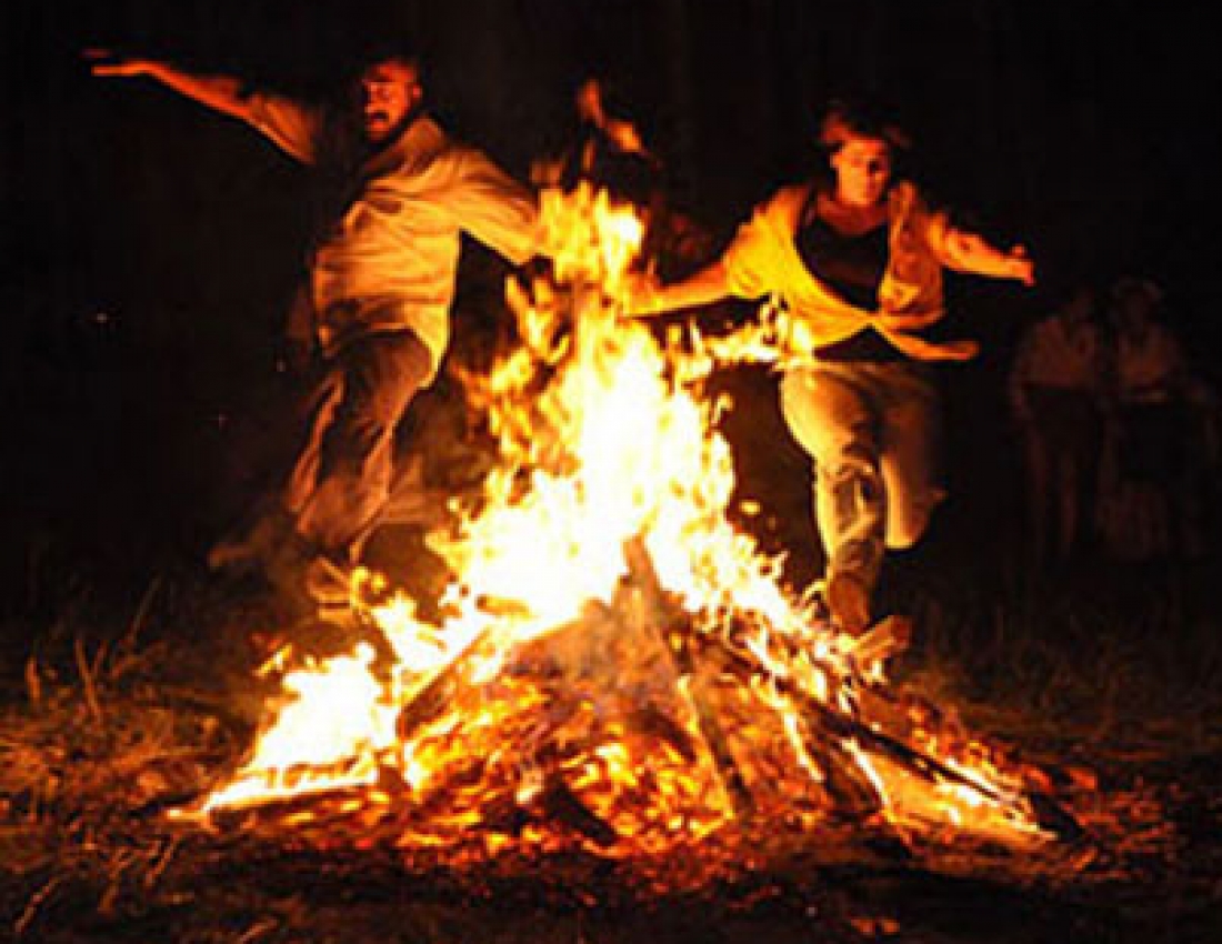 Прыжки через огонь. Праздник купалы у славян прыжки через костер. Прыгну в огонь. Огонь прыгает. Прыгну в огонь.