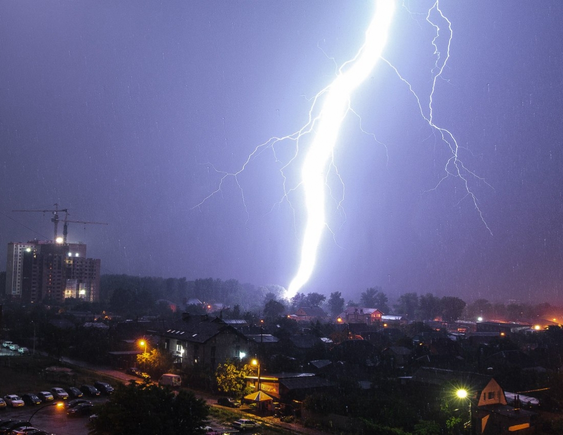 Грізні грози громом грають... Стріли-блискавки пускають...