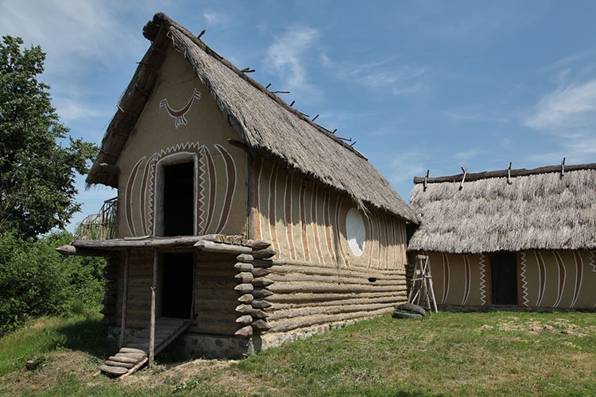 Древние дома трипольской культуры в музее под открытым небом в Легедзино