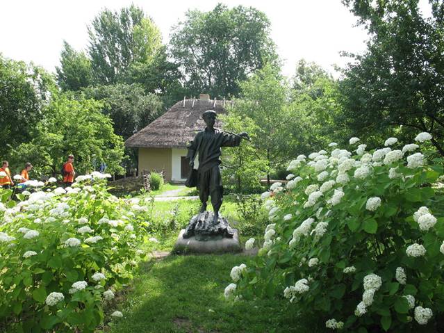 Памятник маленькому Тарасу Шевченко возле дома-музея Шевченка