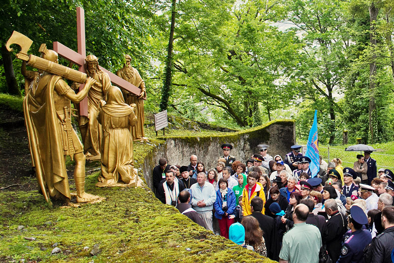  Хресна дорога. Складається з 15 станцій. Станції розташовані вздовж дороги, довжиною 1200 м, що вигинається по хребті пагорба Еспелюг. 
