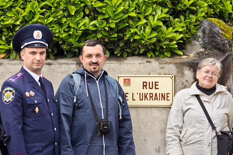 На вулиці Українській  — Rue de L'Ukraine. За адресою:  8 bis Rue de L'Ukraine, 65100 Lourdes, France — розташована українська церква в Лурді.
