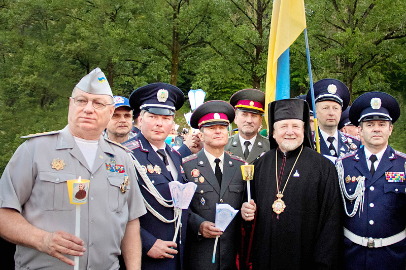 Паломники тримають свічки миру, згоди, порозуміння.