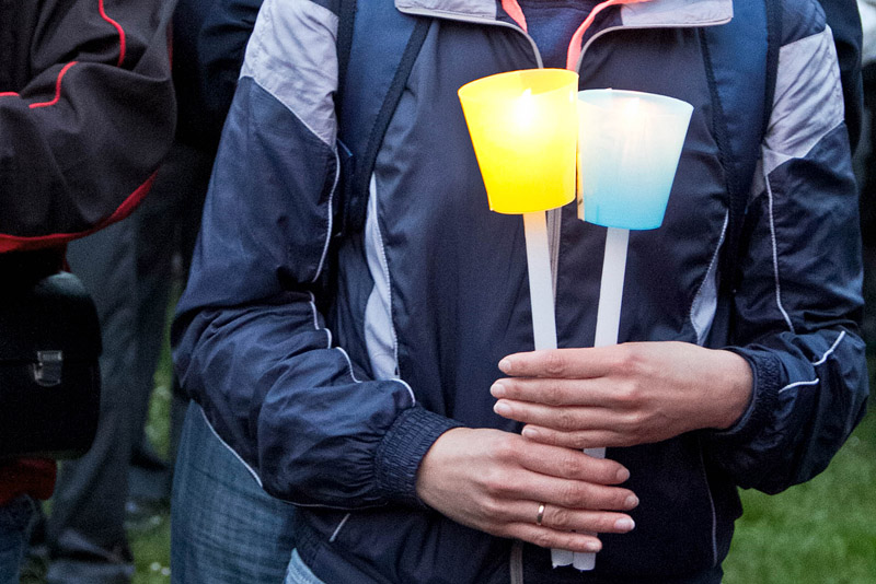 Яскраві вогники віри і надії в долонях паломників.