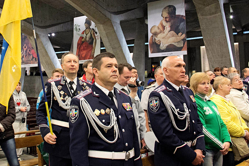 Під час служби у підземній базиліці Святого Пія Х.