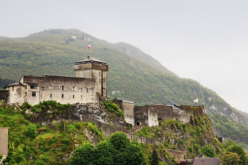 Єдина нерелігійна пам'ятка м.Лурд — фортеця XIV століття (фр. Chateau Fort of Lourdes), розташована у центрі містя, на горі. У фотеці-музеї можна ознайомитись із експозиціями щодо природи, історії та культури реґіону, а також з історіє альпінізму.