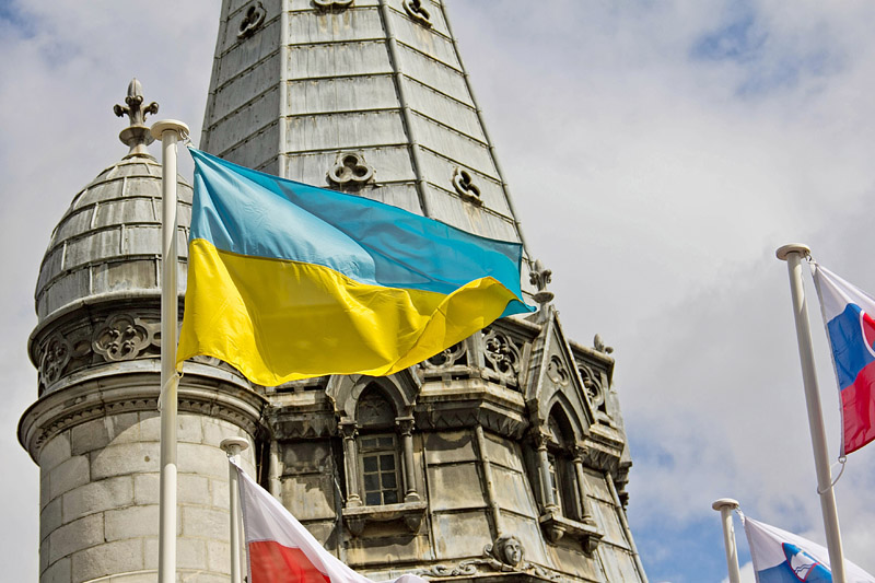 Прапор України біля Храму Нотр-Дам де Лурд.