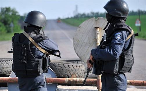 Ukrainian soldiers stand guard at a checkpoint on the road in Donetsk on the 15th May 2014 Photo: Getty