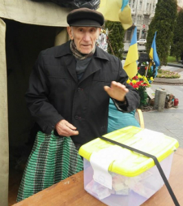 Цю країну не перемогти. Львівський дідусь щомісяця віддає з пенсії 100 гривень для солдатиків Цю країну не перемогти. Львівський дідусь щомісяця віддає з пенсії 100 гривень для солдатиків