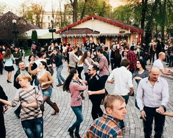 Развлечения в киевских парках: уроки йоги и зажигательные танцы Развлечения в киевских парках: уроки йоги и зажигательные танцы