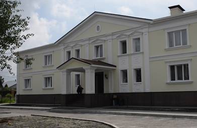 Будинок для обслуги Януковича, що зараз пропонує притулок для біженців.