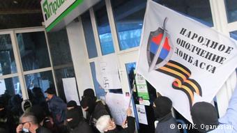 Separatisten plündern eine Bankfiliale in Donezk