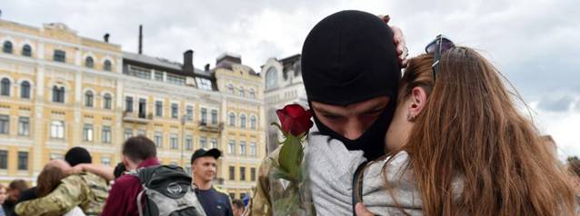 Abschied in Kiew: Ein ukrainischer Rekrut umarmt nach der Vereidigung seine Freundin