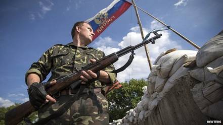 Проросійські бійці продовжують утримувати ключові будівлі в містах Східної України