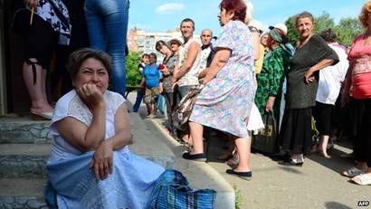 Food shortages in the besieged city of Sloviansk have led to rationing and long queues