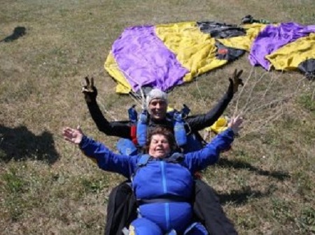 Под Днепром пенсионерка отметила 80-летие в небе под куполом парашута