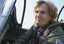 Ветеран Другої світової війни у 92 роки показала, як треба літати на винищувачі