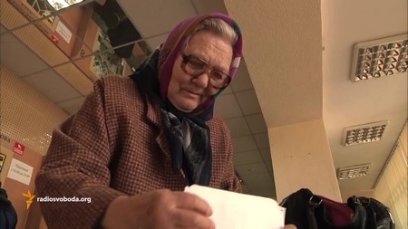 Пенсіонери Луганська голодують, але оплачують комунальні послуги. ВІДЕО