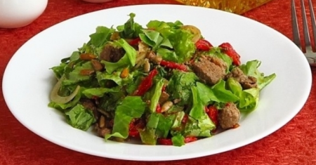 Салат из куриной печени с овощами