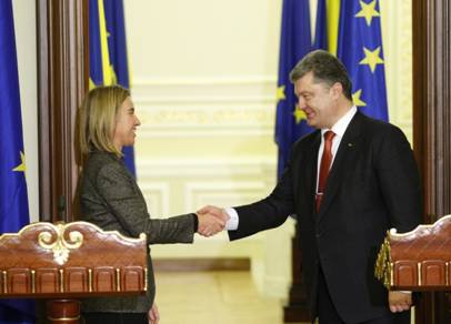 High Representative of the EU for Foreign Affairs and Security Policy Federica Mogherini and Ukrainian President Petro Poroshenko in Kiev, Ukraine on December 16, 2014. Photo: Anadolu Agency/Getty Images