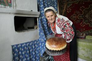 Жінка випікає хліб
