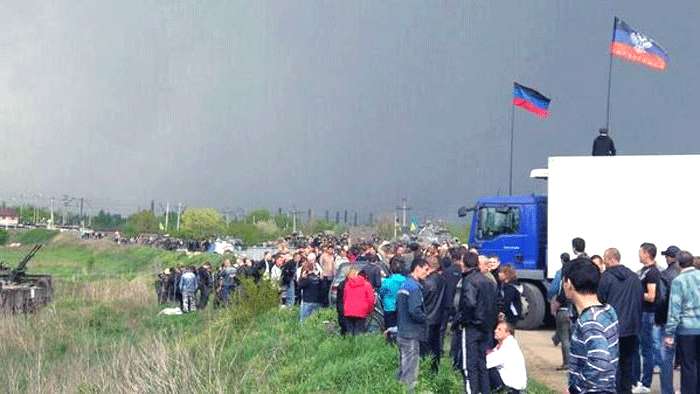 Пенсіонери влаштували страйк на трасі з Донецька: «ДНР забирайся!» Пенсіонери влаштували страйк на трасі з Донецька: «ДНР забирайся!»