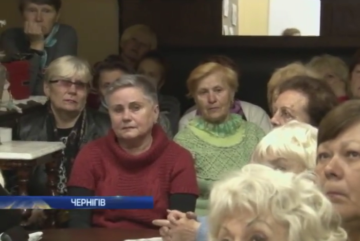 Пенсіонери в Чернігові танцюють і плетуть сітки військовим Пенсіонери в Чернігові танцюють і плетуть сітки військовим
