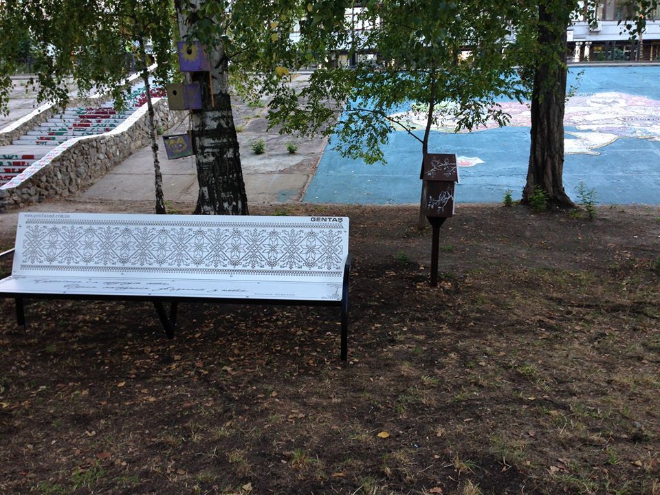 У парку "Наталка" встановили патріотичні лави У парку "Наталка" встановили патріотичні лави