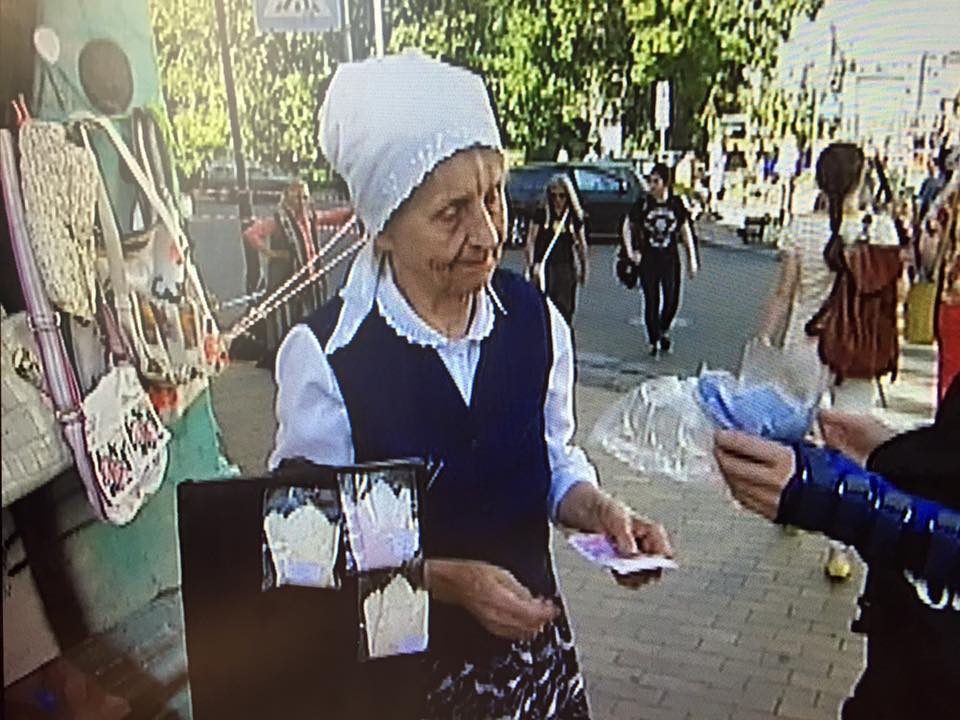 Бабушка с вышитыми платочками