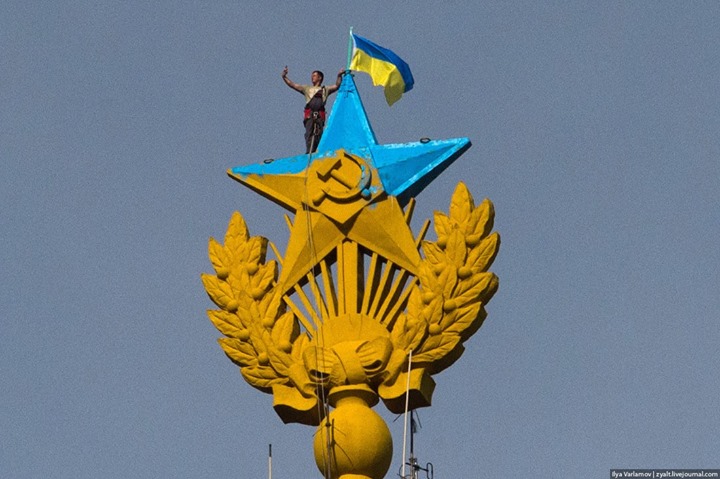 МЗС пропонує українським туристам подорожувати з національним стягом МЗС пропонує українським туристам подорожувати з національним стягом