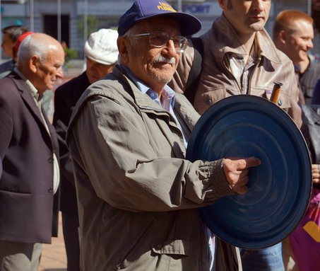 У Вінниці пенсіонери гамселили по каструлях, протестуючи проти підвищення тарифів і низького прожиткового мінімуму