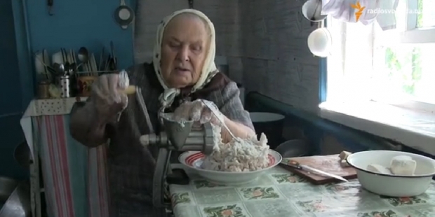 Найстарший волонтер: 95-річна Євдокія Гармидарова готує продукти для передової (відео)