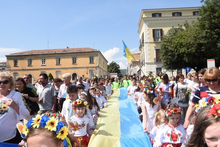Священик із Тернопільщини організував парад вишиванок в Італії