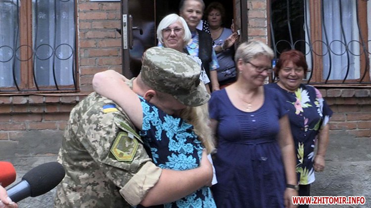 Житомирські пенсіонерки шиють спідню білизну для військових