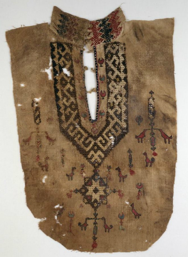 Ashmolean Museum, University of Oxford Part of a tunic front with geometric pattern and birds (detail)  Part of a tunic front with geometric pattern and birds Egypt Mamluk Period (1250 - 1517) linen,  embroidered with coloured silk; tassels; drawn-thread op  Перед нами єгипетська вишиванка з типово праукраїнськими символами і орнаментами.  Питання залишається, як вона туди потрапила?
