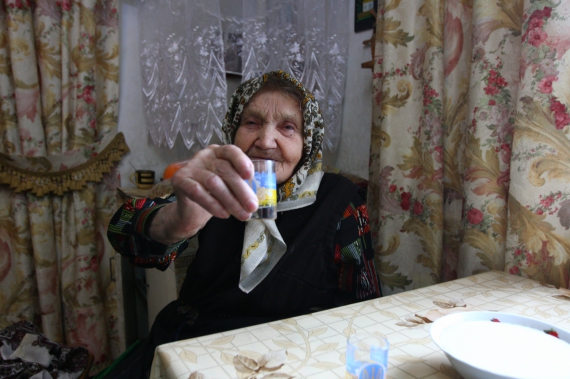 Галина Пластовець у 100 років тримає дві корови і шиє одяг для нужденних Галина Пластовець у 100 років тримає дві корови і шиє одяг для нужденних