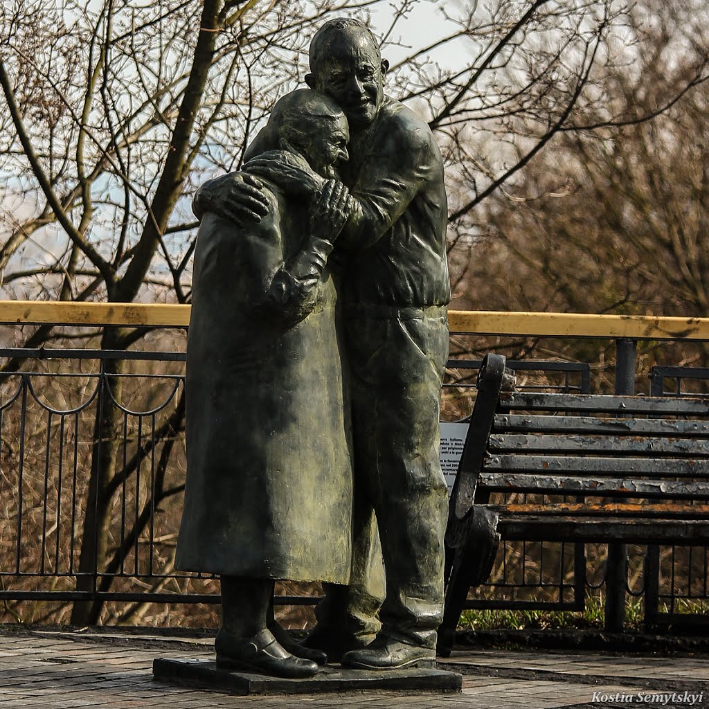 История любви луиджи и мокрины. Памятник Луиджи и Мокрине. Памятник Мокрине и Луиджи в Киеве. Макрин и Луиджи памятник в Италии. Мокрина.