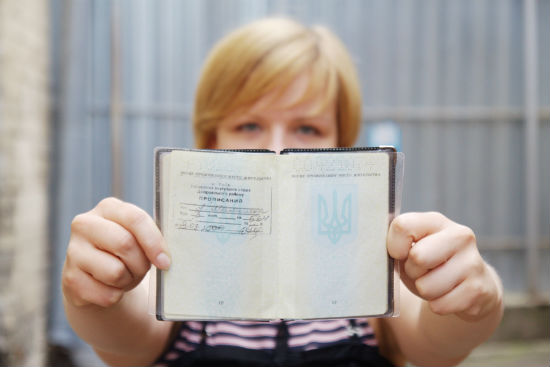 Людей штрафуватимуть за відсутність штампу про реєстрацію Людей штрафуватимуть за відсутність штампу про реєстрацію