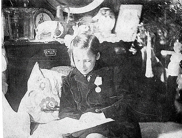 Картоплина на ялинці... З Новим, 1942 роком!