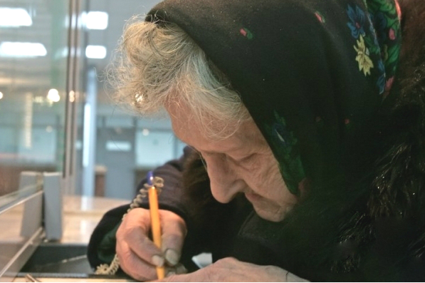 Как пенсионеры Яценюка спасали