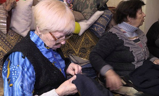 Волонтери-пенсіонери контролюють владу та шиють білизну солдатам